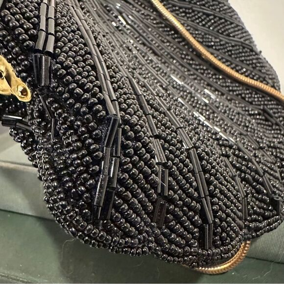 Vintage clamshell Black Beaded Evening Bag with gold hardware and chain shoulder - Picture 3 of 7